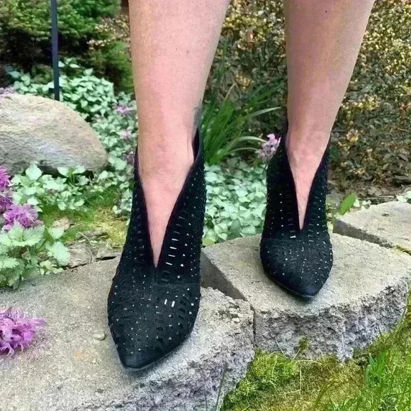 NWOT Donald Pliner Black Sequined Boots size 8 - Picture 3 of 9